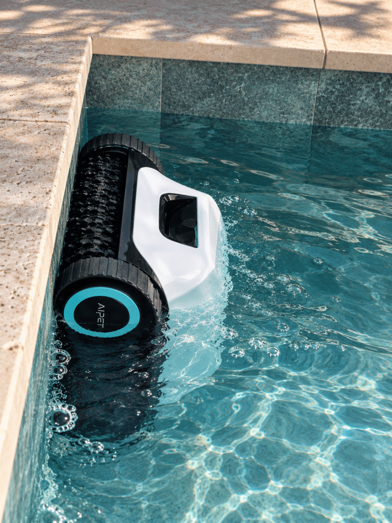 Robot de Piscine Aiper : Nettoyage Automatique Efficace Robot de piscine Aiper blanc et noir nettoyant la paroi d'une piscine carrelée sous l'eau avec des bulles.