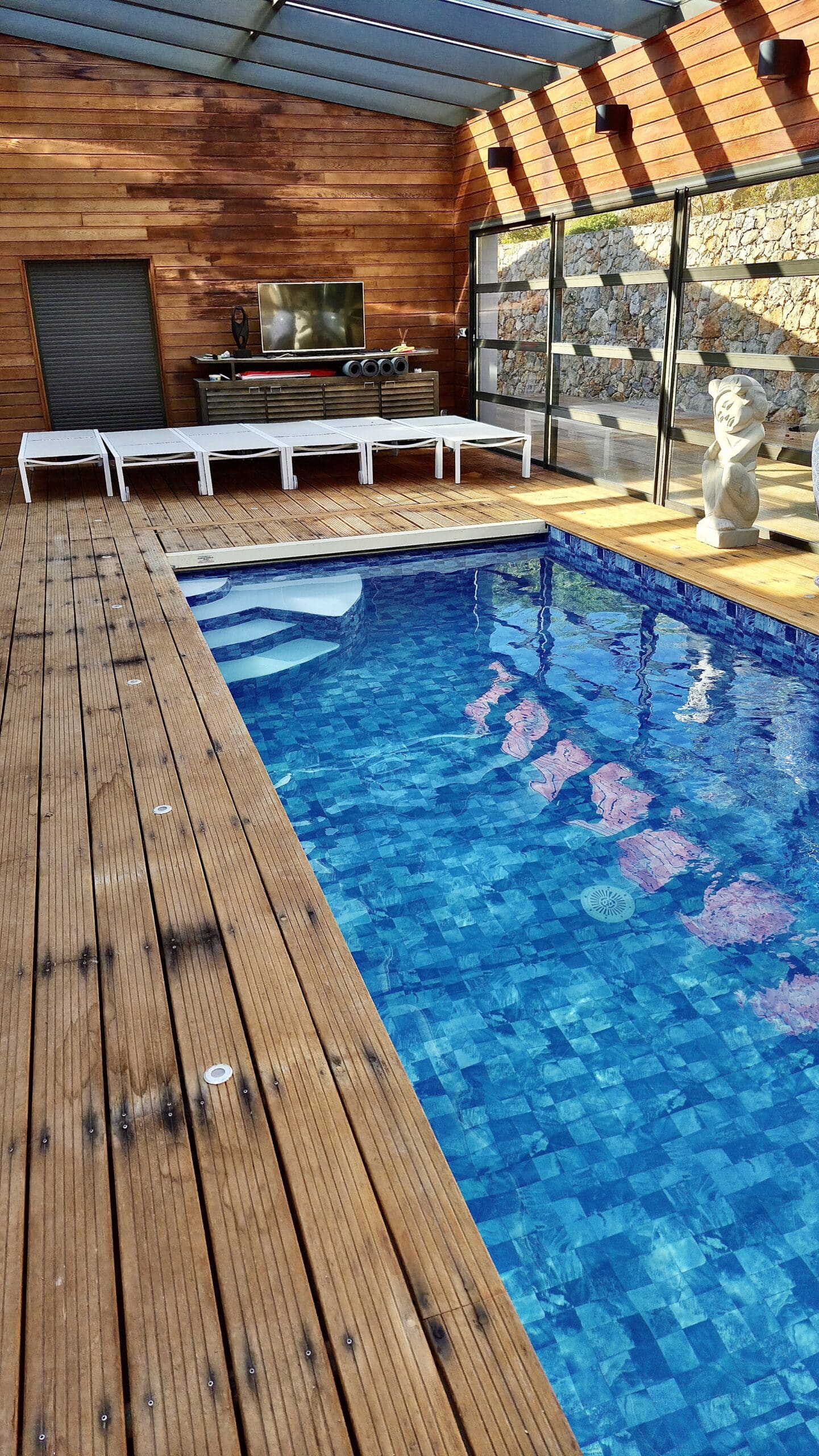Vue d’ensemble de la piscine intérieure après rénovation.