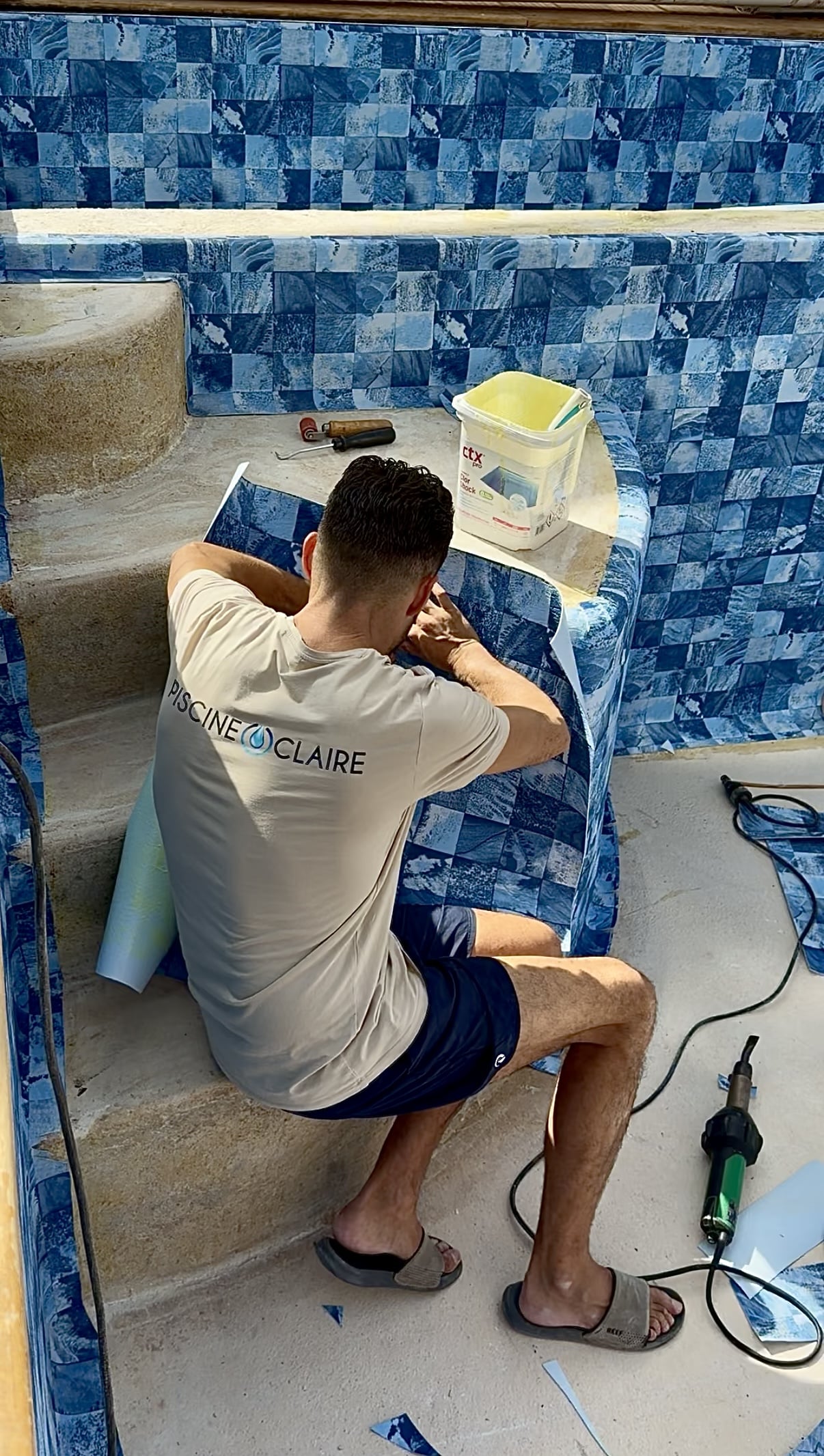 Mise en place de la membrane autour de l’escalier courbe.