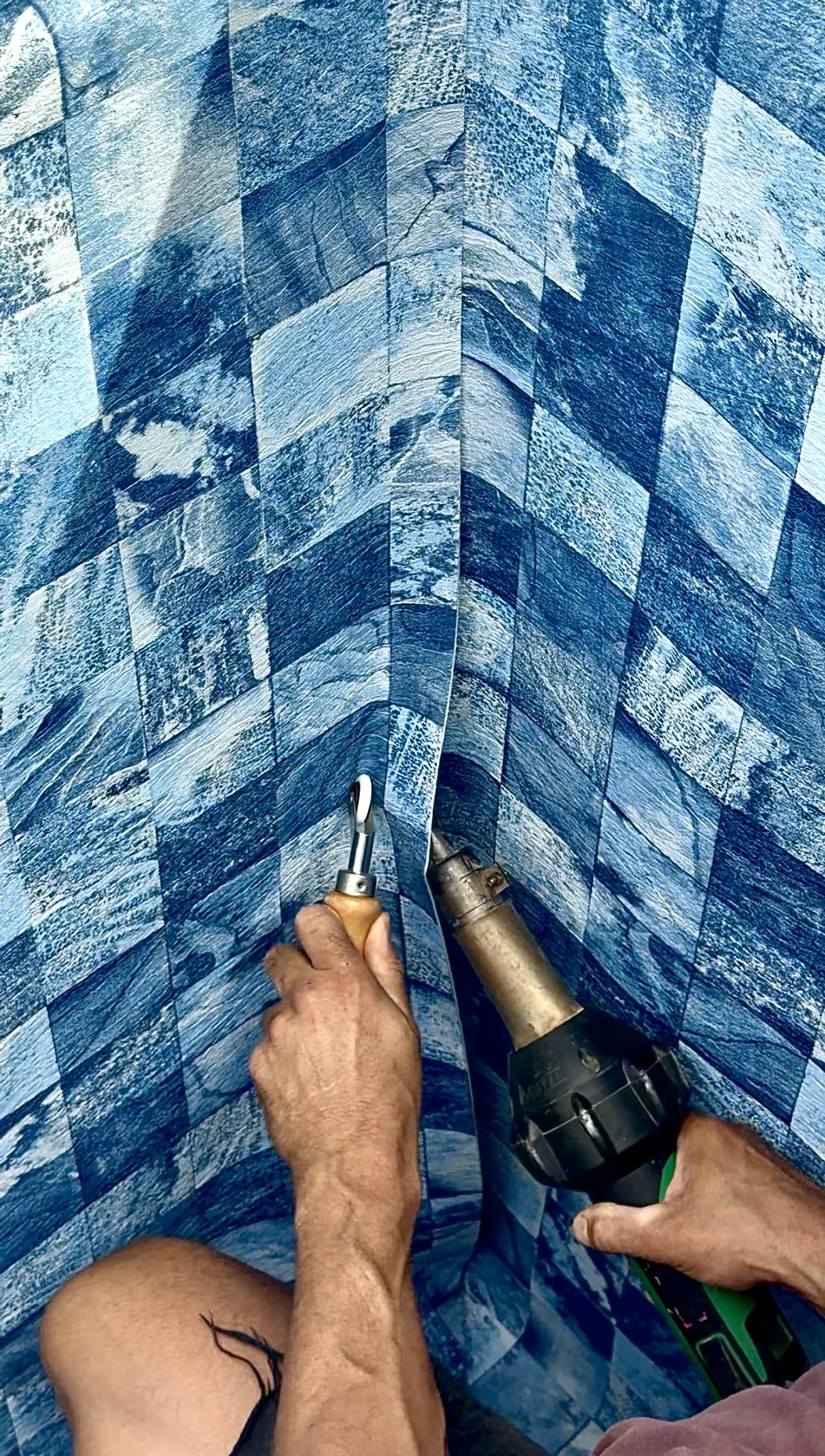 Soudure de la membrane dans un angle de paroi.