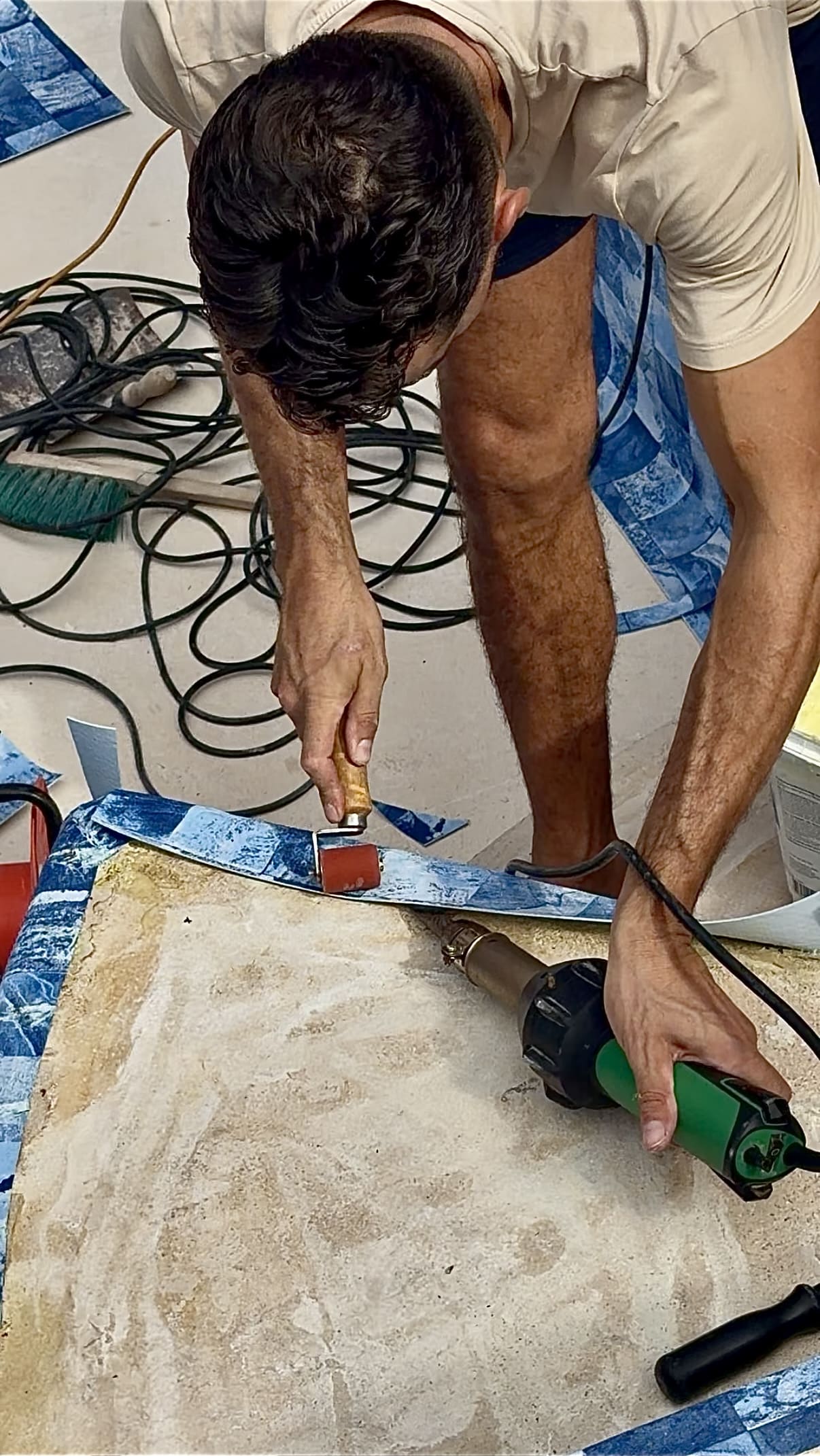 Détail du travail à chaud et du marouflage sur la courbe.